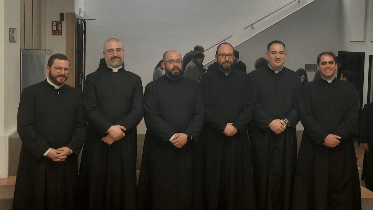 Los sacerdotes de ‘La Sacristía de La Vendée’ responden: «Rechazamos los ataques contra el Papa y la unidad de la Iglesia»