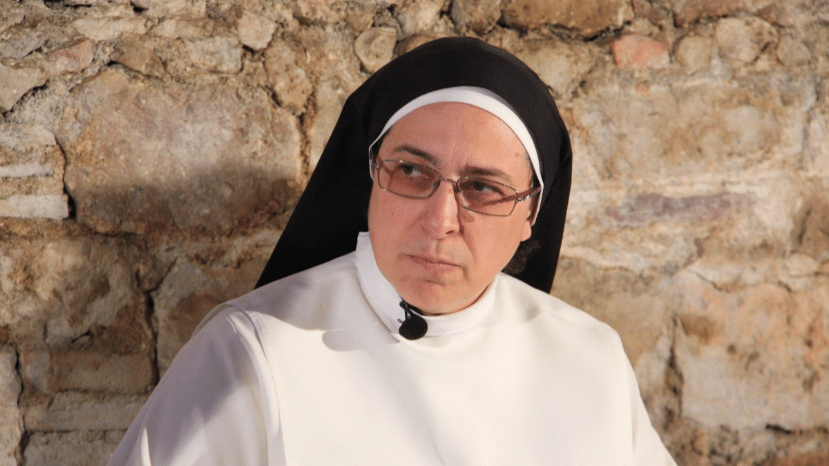 Sor Lucía Caram pierde la cabeza y llama «gilipollas» e «imbéciles» a los sacerdotes de ‘La Sacristía de la Vendée’