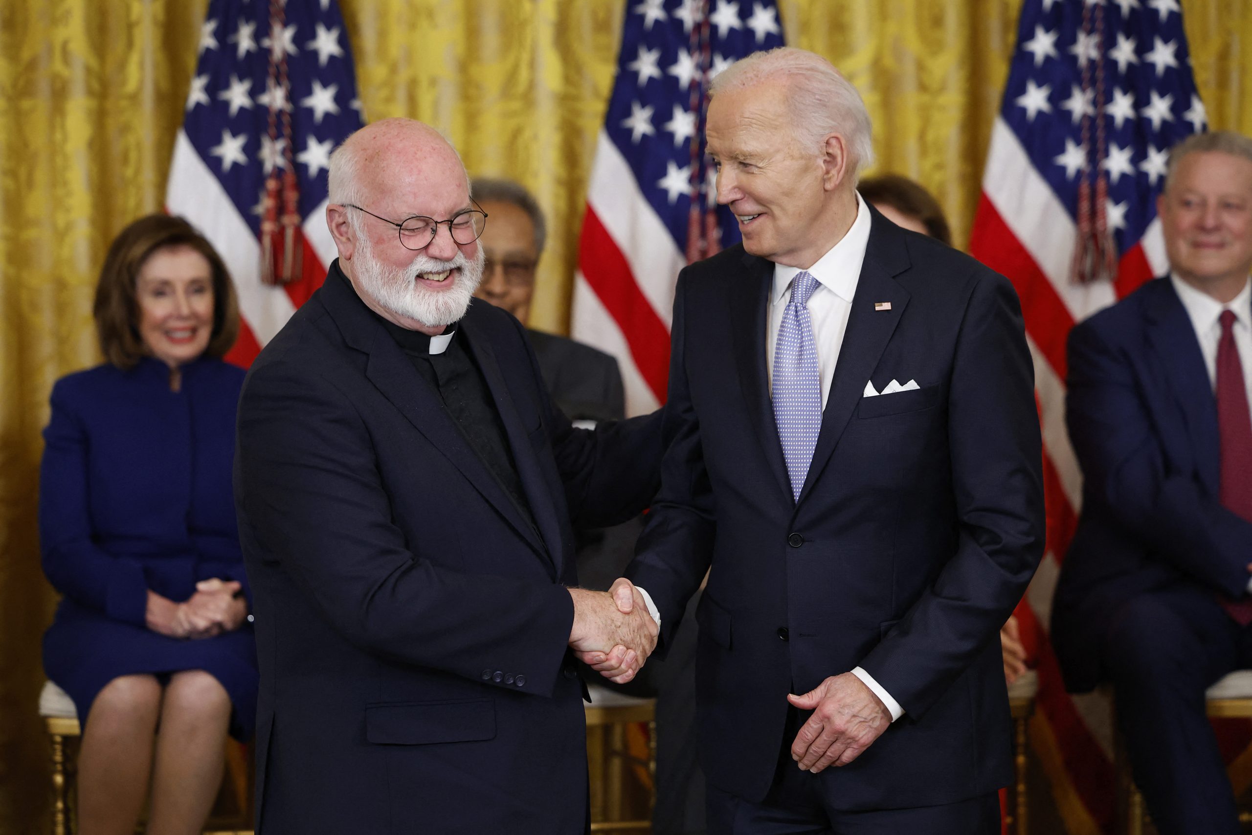Sacerdote católico recibe de Biden la mayor distinción civil de los Estados Unidos