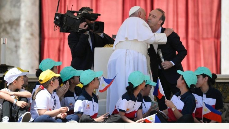 Ante Papa Francisco, comediante y premio Óscar italiano (Roberto Benigni) invita a niñas a soñar con ser Papa