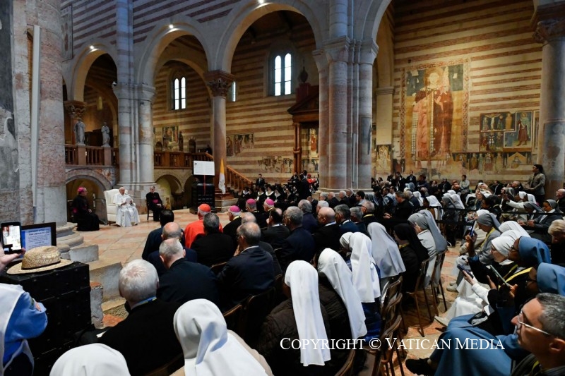 Así fue la visita del Papa a Verona: presos, jóvenes, niños, monjas… e incluso la madre anciana del obispo