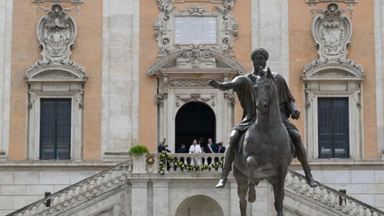 Así fue la histórica visita del Papa al Capitolio de la ciudad de Roma