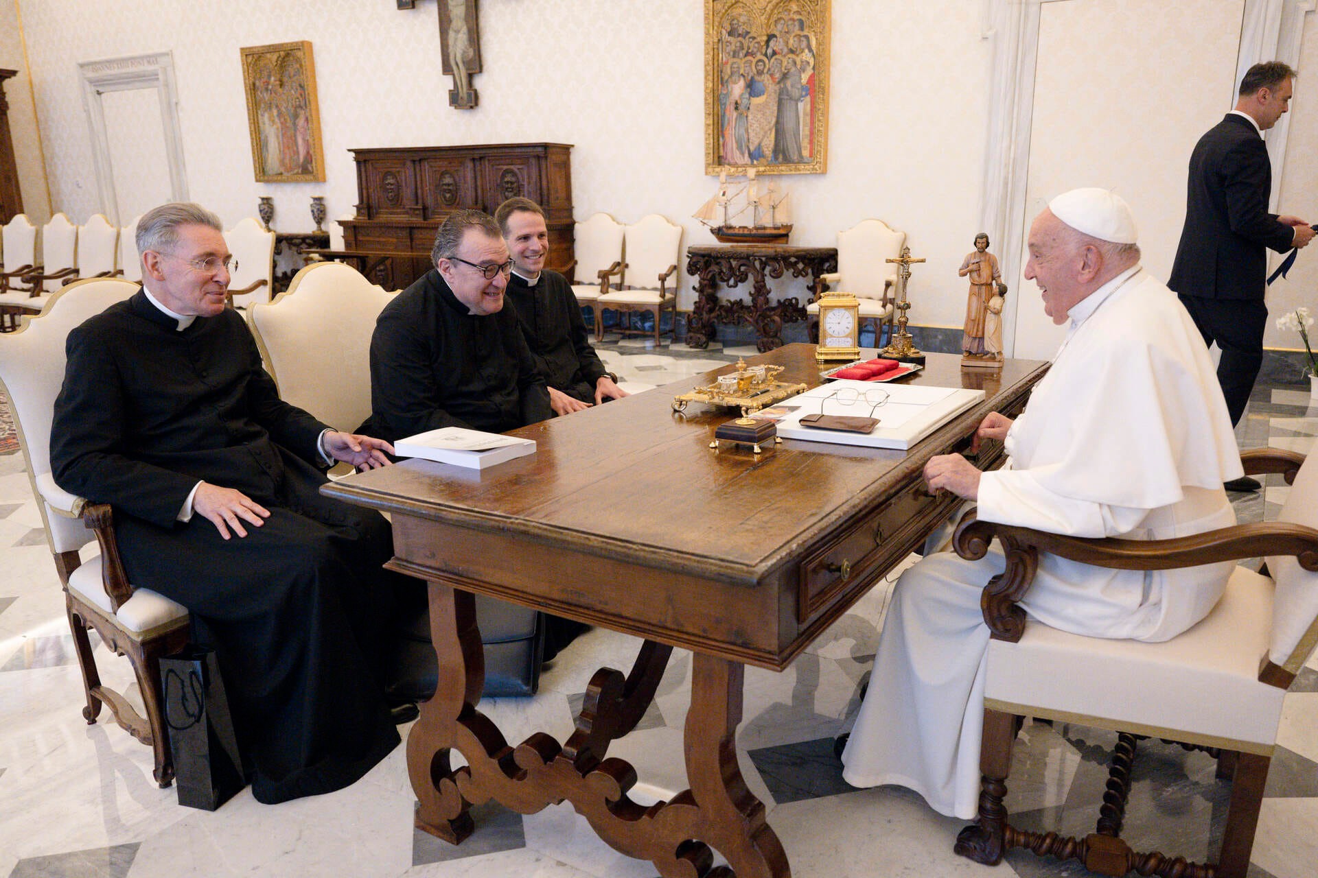 Crónicas Vaticanas: Rupnik divide la curia romana; vacaciones, ¿cuánto dinero recibe el Papa?