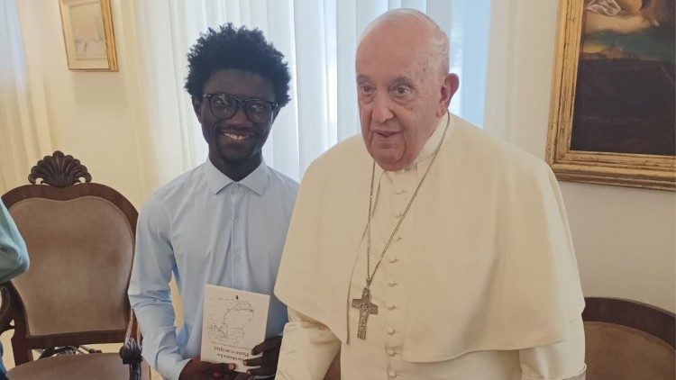 Papa Francisco inicia sus vacaciones recibiendo a migrantes en su residencia personal