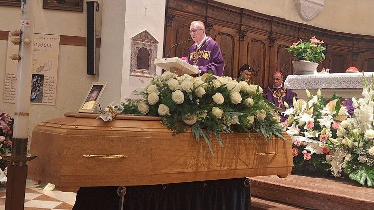 Así fue el emotivo funeral celebrado por el Cardenal Secretario de Estado por su madre difunta (y esto le escribió el Papa)