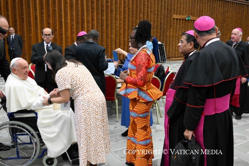 Papa Francisco explica por qué decidió convocar a laicos y consagrados y no sólo obispos al sínodo