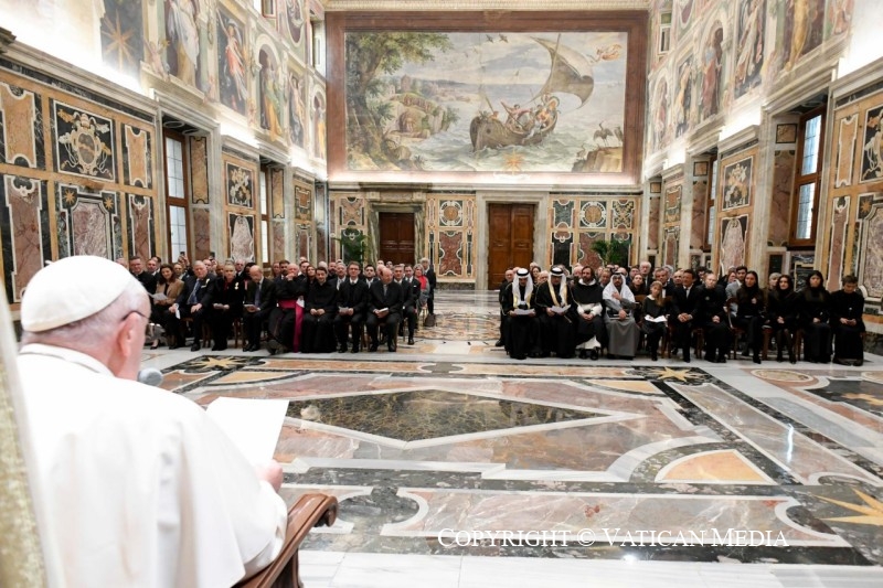 “Al colonialismo ideológico respondamos con el cuidado de la cultura”: Papa Francisco a bibliotecarios