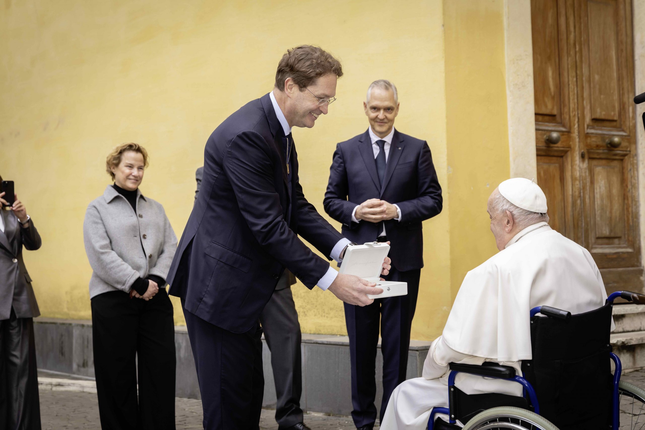 FOTOGALERÍA: así es el nuevo “Papamóvil” eléctrico Mercedes-Benz del Papa Francisco