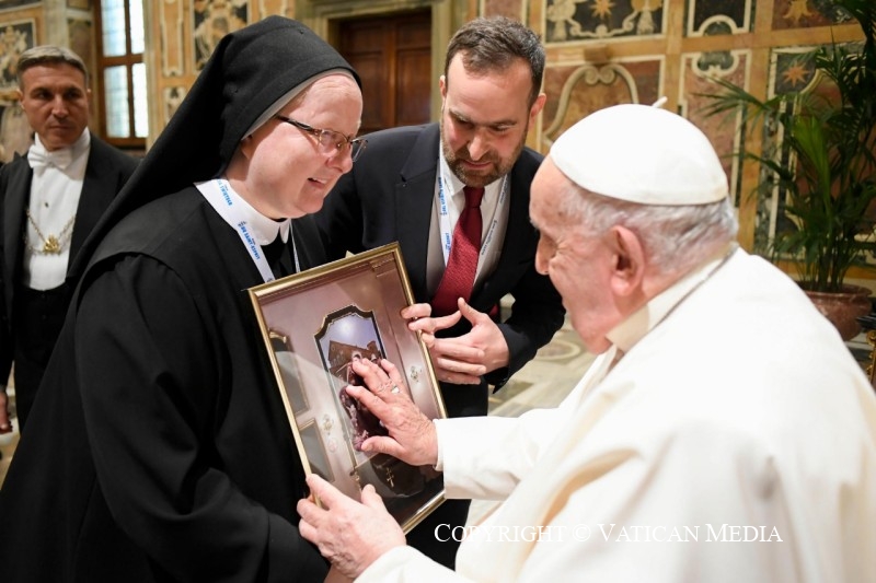 El “sin nada propio” de la pobreza reflexionado por el Papa con religiosas