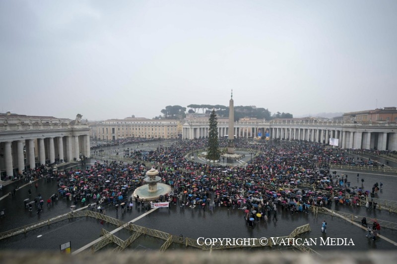 ¿Qué significa que Jesús es la luz que brilla en las tinieblas y que éstas no le vencieron? Papa Francisco contesta