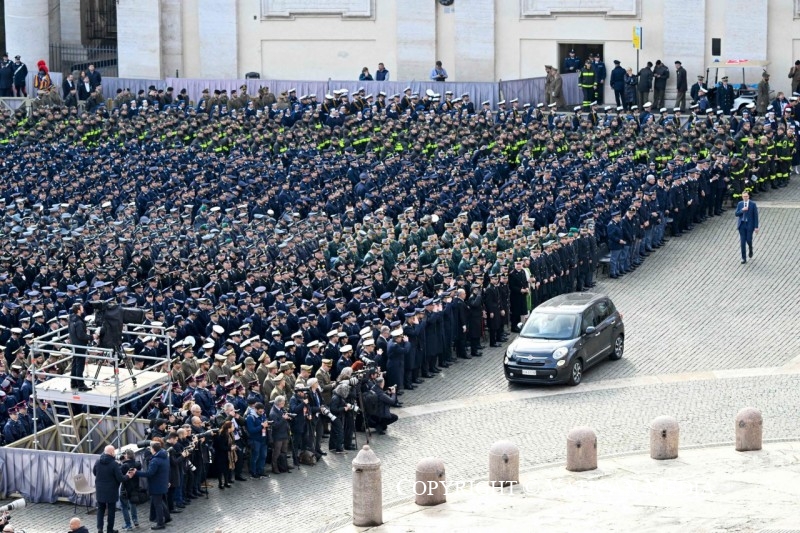 Vigilen contra la tentación de cultivar un espíritu de guerra: Papa Francisco a Fuerzas Armadas