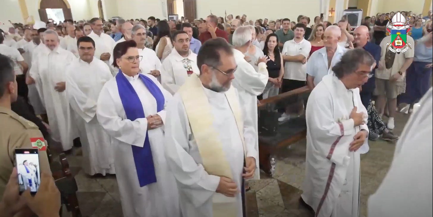 Escándalo en Brasil: «sacerdotiza» anglicana (¿concelebra? y) recibe Eucaristía en misa de toma de posesión de nuevo obispo católico