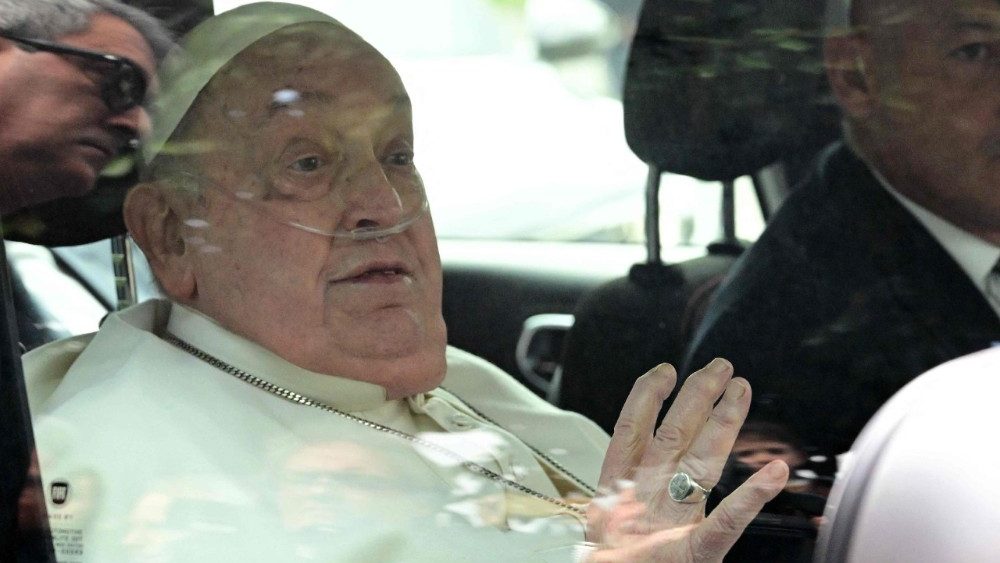Papa Francisco reaparece en público: así fue la salida del Papa del hospital