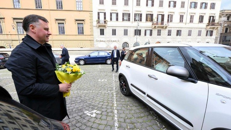 Papa Francisco estuvo a punto de morir dos veces: así lo cuenta el médico que lo atendió