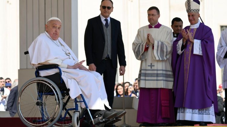 [FOTOGALERÍA] Papa Francisco reaparece en público: se confiesa y atraviesa Puerta Santa de Basílica de San Pedro