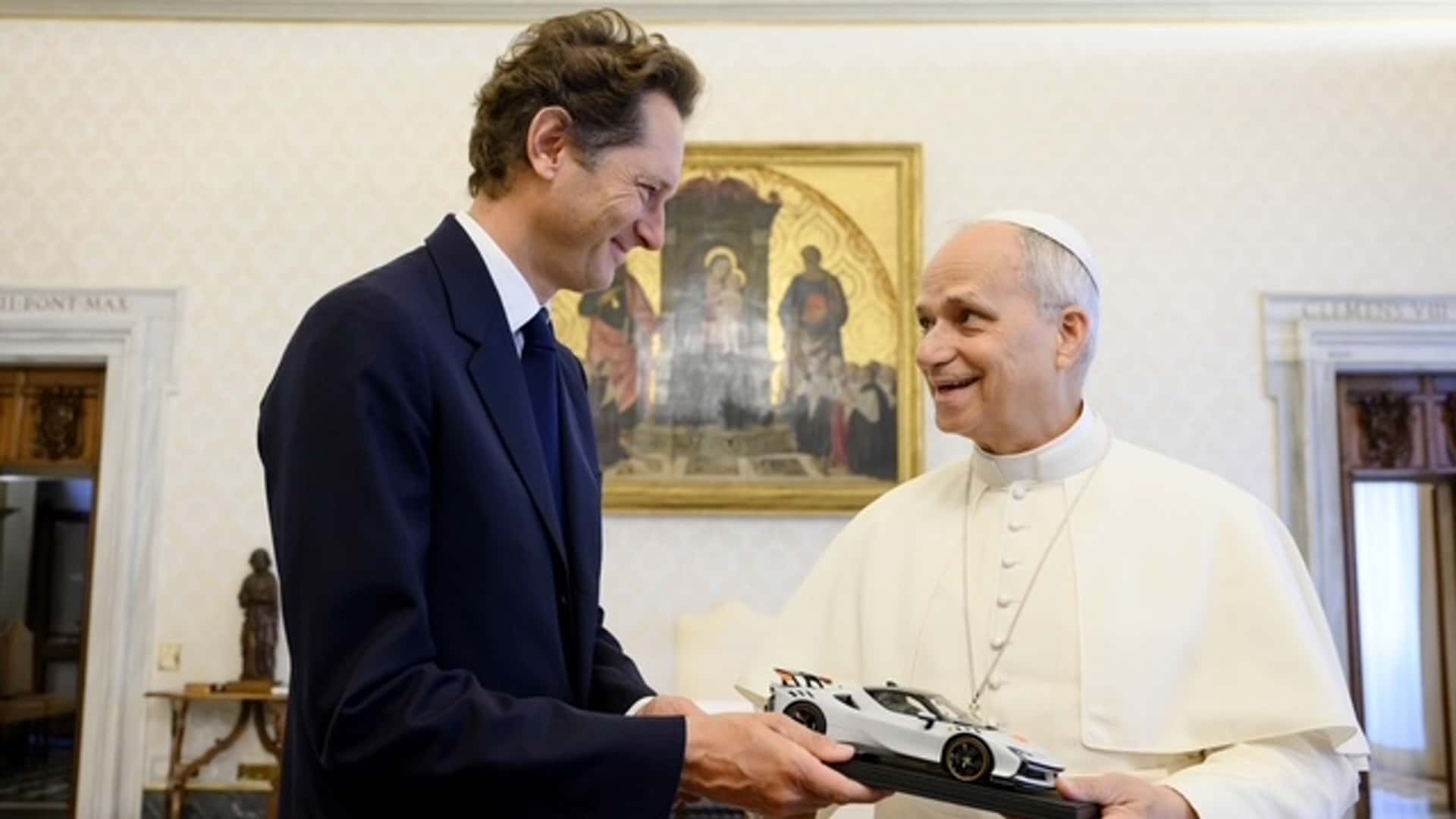 ¿Qué regaló el presidente de los coches Ferrari en la audiencia que le dio el Papa León XIV?