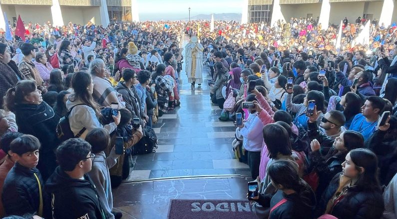 Peregrinación a monumento de Cristo Rey, en centro de México, rompe récord de participación con al menos 60 mil jóvenes