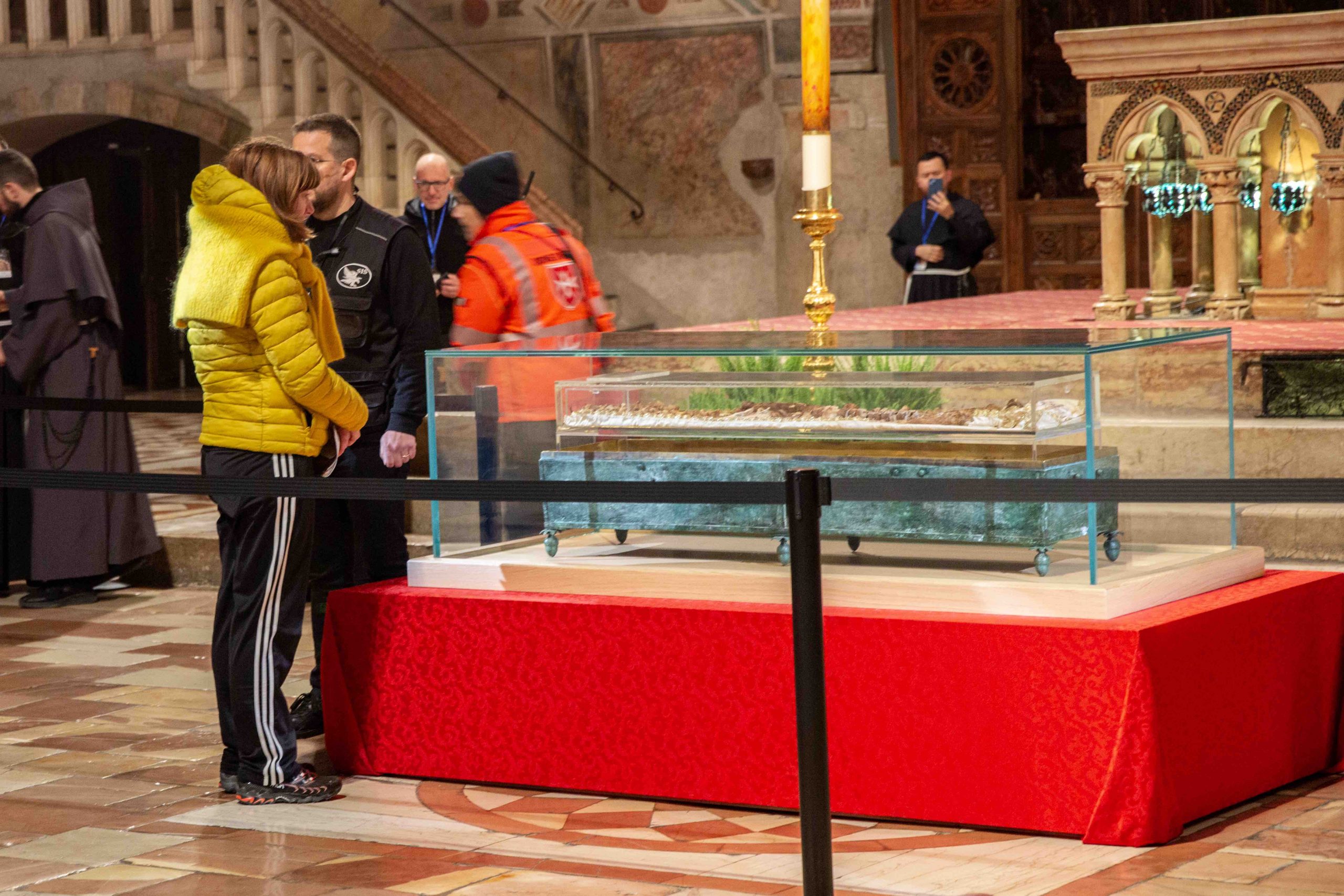 100 mil personas han visto los restos mortales de San Francisco de Asís en una semana