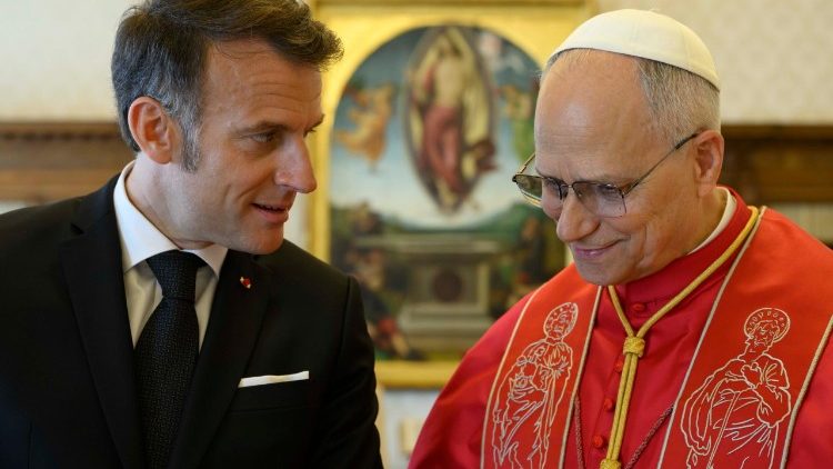 Macron y el Papa León XIV coinciden en un encuentro en el Vaticano marcado por las tensiones globales