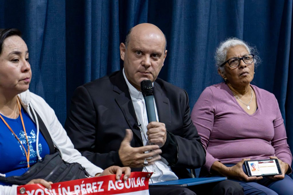 Iglesias mexicanas se convierten en refugios de esperanza mientras la búsqueda de los desaparecidos alcanza los 135,000 casos