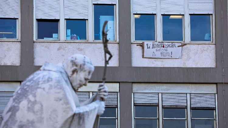 ¿Irá el Papa a Sudamérica? León XIV llama al número 3 del Vaticano para junta presencial en hospital. Así va la salud del Papa